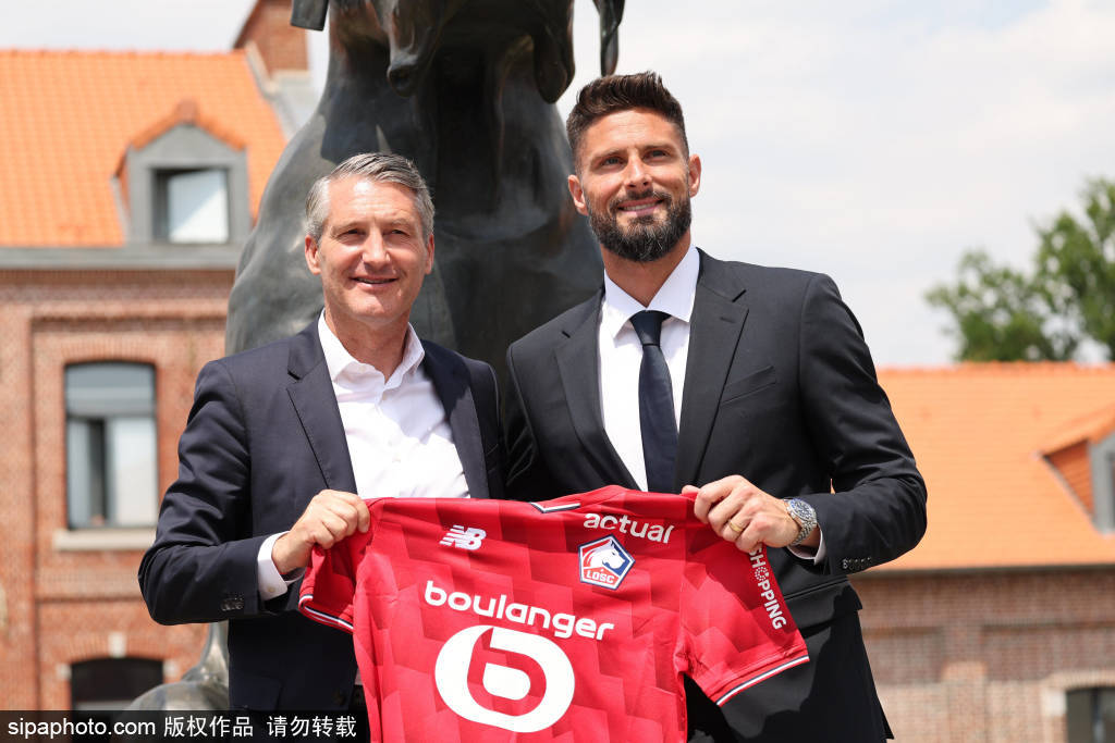 法甲里尔为新援吉鲁举行媒体见面会
        
    法甲里尔为新援吉鲁举行媒体见面会