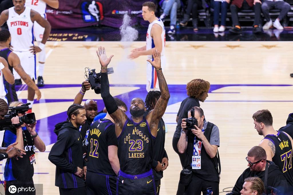 湖人这一年以大崩盘收尾 41岁老詹真该考虑退役了？